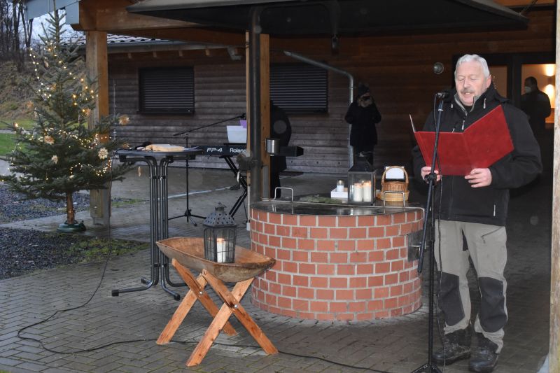 Gottesdienst trotz Regens auf Abstand im Freien. Fotos: wear