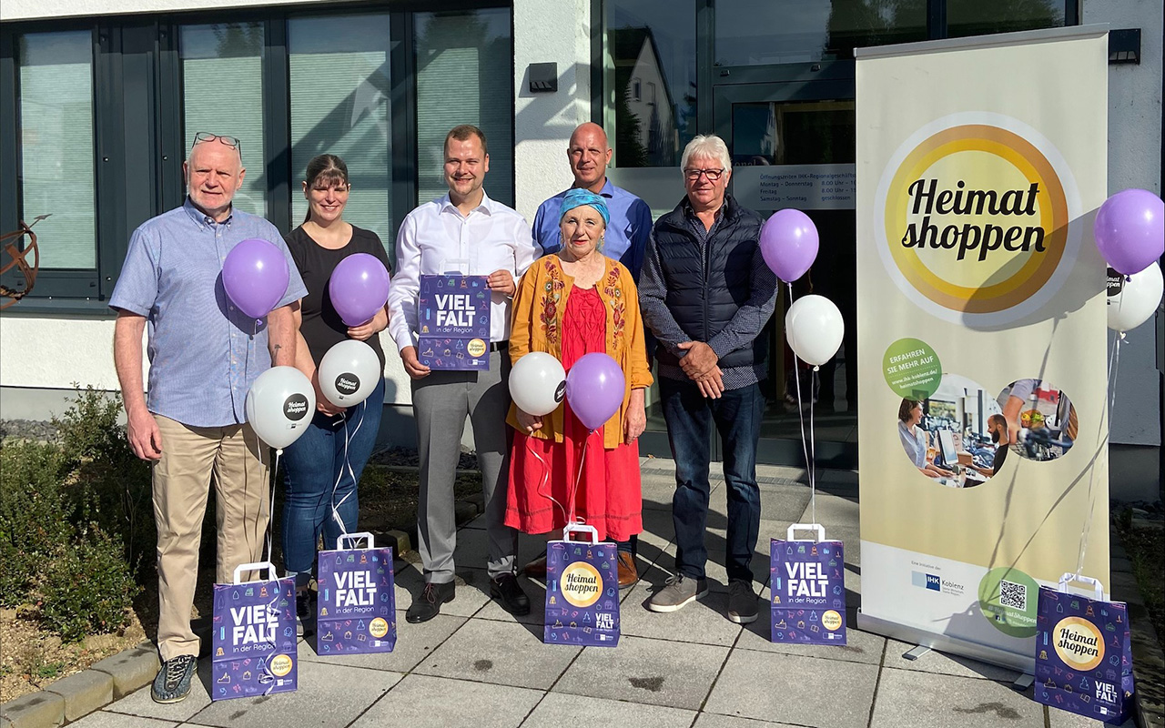IHK-Regionalberater Frederik Fein bergibt die "Heimat shoppen"-Werbematerialien an die Werbegemeinschaften im Landkreis Neuwied. (Foto: IHK Koblenz)