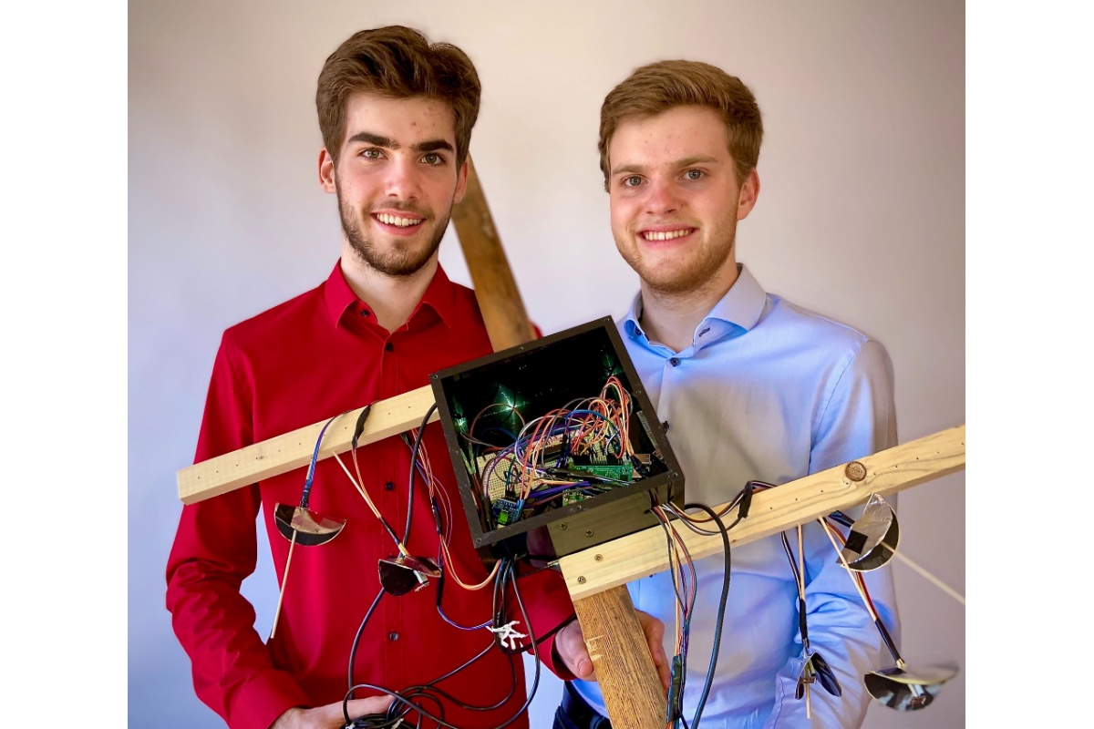 Felix (links) und Florian Heim bestimmen mit ihrem Messgert das Mikroklima in Steingrten. (Foto: privat)