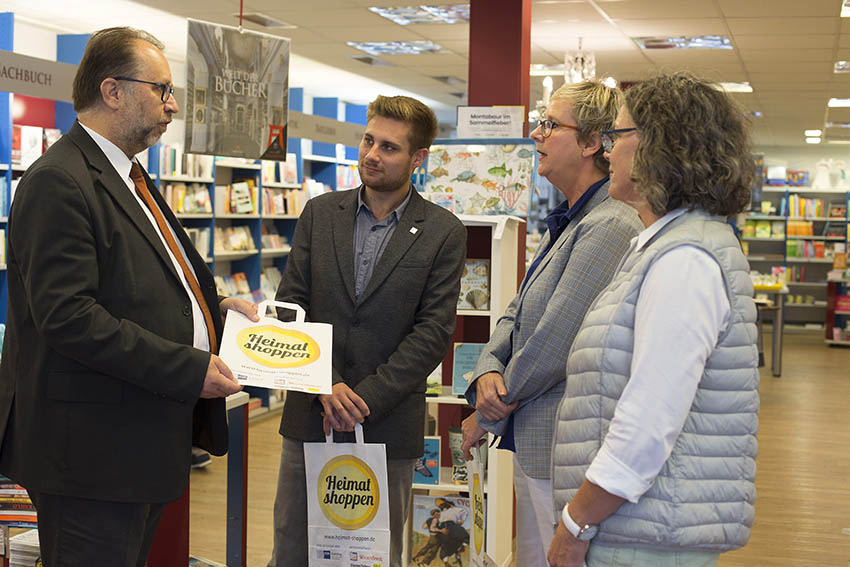 Im Fachgesprch von links: Richard Hover (IHK), Marvin Kraus (WfG), Elke Stach (1. Vorsitzende Werbegemeinschaft) und Anja Mller (Buchhandlung Erlesenes). Fotos: Helmi Tischler-Venter