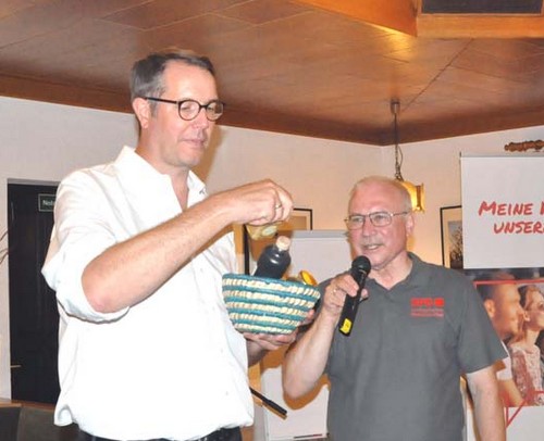 Der Wahlkreisabgeordnete der SPD, Heijo Hfer(rechts), und der Vorsitzende der SPD-Fraktion im Mainzer Landtag, Alexander Schweitzer, machten auf ihrer Sommerreise Station in Hemmelzen. (Foto: kk)