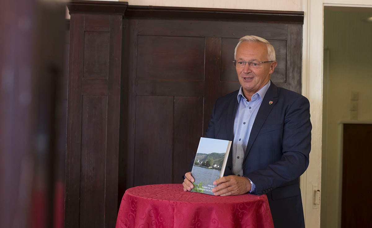 Landrat Achim Hallerbach stellt das neue Jahrbuch des Kreises Neuwied vor. Fotos: Helmi Tischler-Venter