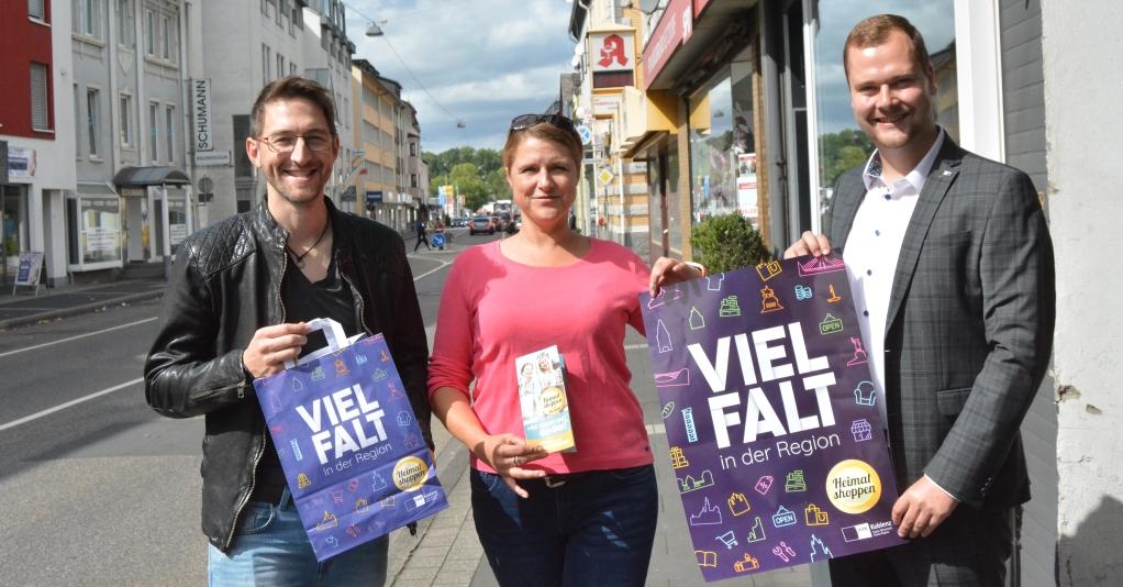 Vor der Kulisse der Wilhelmstrae stellten sich vor dem Rundgang (von links) Christoph Weller, Steffi Stieler und Frederik Fein mit den Kampagnen-Logos auf. (Foto: tt)
