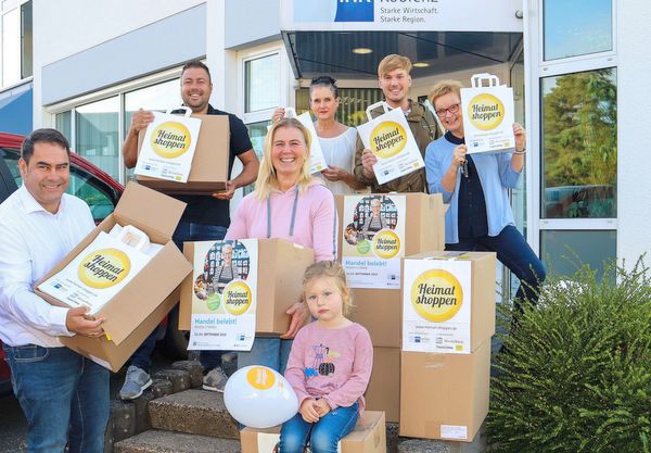 Die IHK mit Regionalgeschftsfhrer Oliver Rohrbach (links) versorgte die teilnehmenden Aktionsgemeinschaften mit Kampagnenmaterial fr Heimat shoppen. (Foto: privat) 