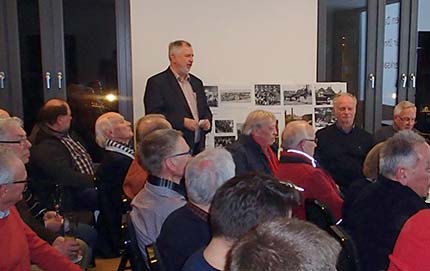 Konrad Schwan vom Heimatverein (stehend) begrte die Gste und Referenten des Abends, Horst Rolland und Bruno Wagner (von rechts) Fotos: Heimatverein