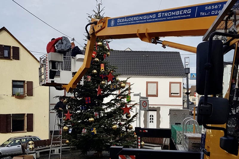 Mit groem Gert wird in Heimbach-Weis der Weihnachtszauber an die Bume gebracht. Fotos: pr