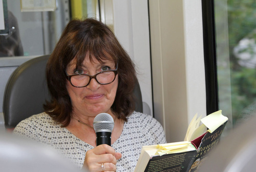 Annegret Held las im Zug zwischen Au und Westerburg aus ihrem Buch Die Baumfresserin. (Foto: Veranstalter)
