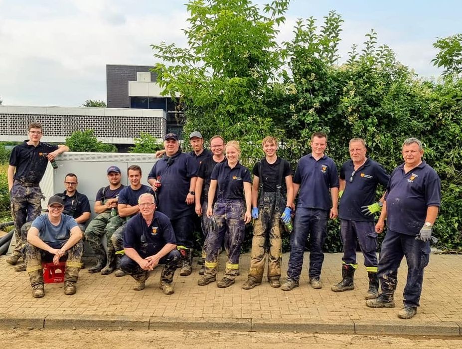 Kameraden des Lschzugs Neuwied-Irlich. Das Foto steht ausdrcklich stellvertretend fr all die Feuerwehrleute, die gar nicht auf ein Bild passen wrden. Fotos: Kreisverwaltung 