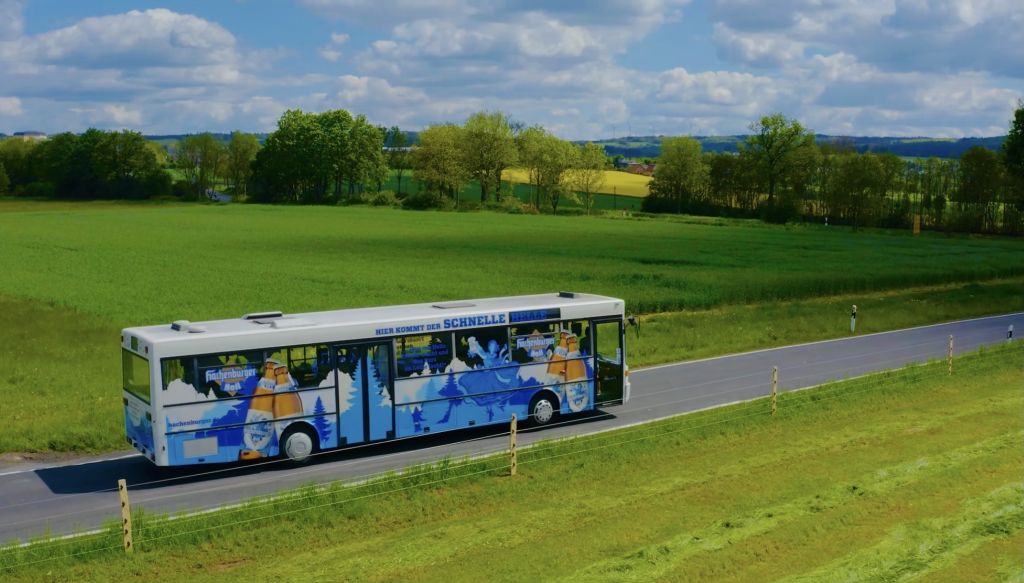 Das neue Hachenburger Hell kommt auch per Bus. Fotos: Westerwald-Brauerei