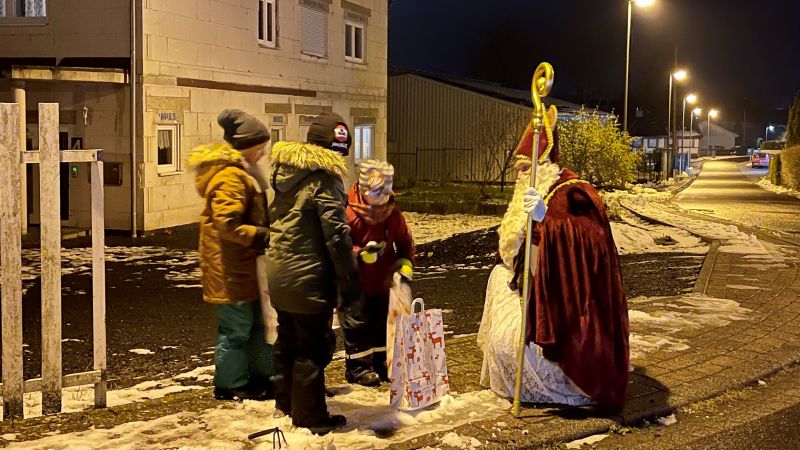 Der Nikolaus ist unterwegs in Hellenhahn-Schellenberg. Fotos: Willi Simon