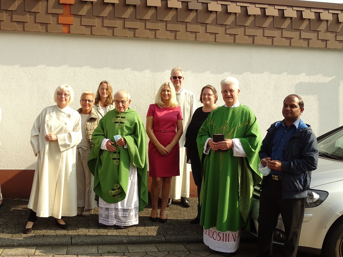 Vor einem Stndchen von Good News versammelte sich zur Verabschiedung von Eva-Maria Henn (links) auf dem Kirchplatz in Hellenhahn-Schellenberg das Pastoral- und Verwaltungsteam der Pfarrei Sankt Franziskus im Hohen Westerwald. (Foto: Willi Simon)  