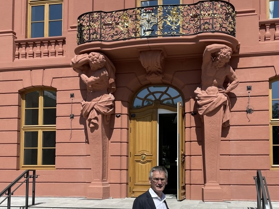 Hendrik Hering vor dem Landtagsgebude. (Fotoquelle: SPD)