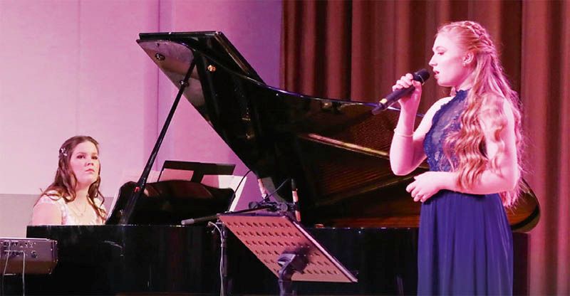 Selina Bechthold, am Klavier von Nastasja Chodykin begleitet. Foto: Veranstalter