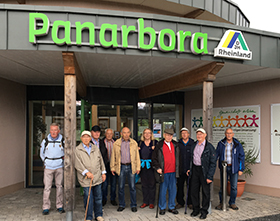 Die Turngruppe vor dem Panarbora Park in Waldbrl. Fotos: privat