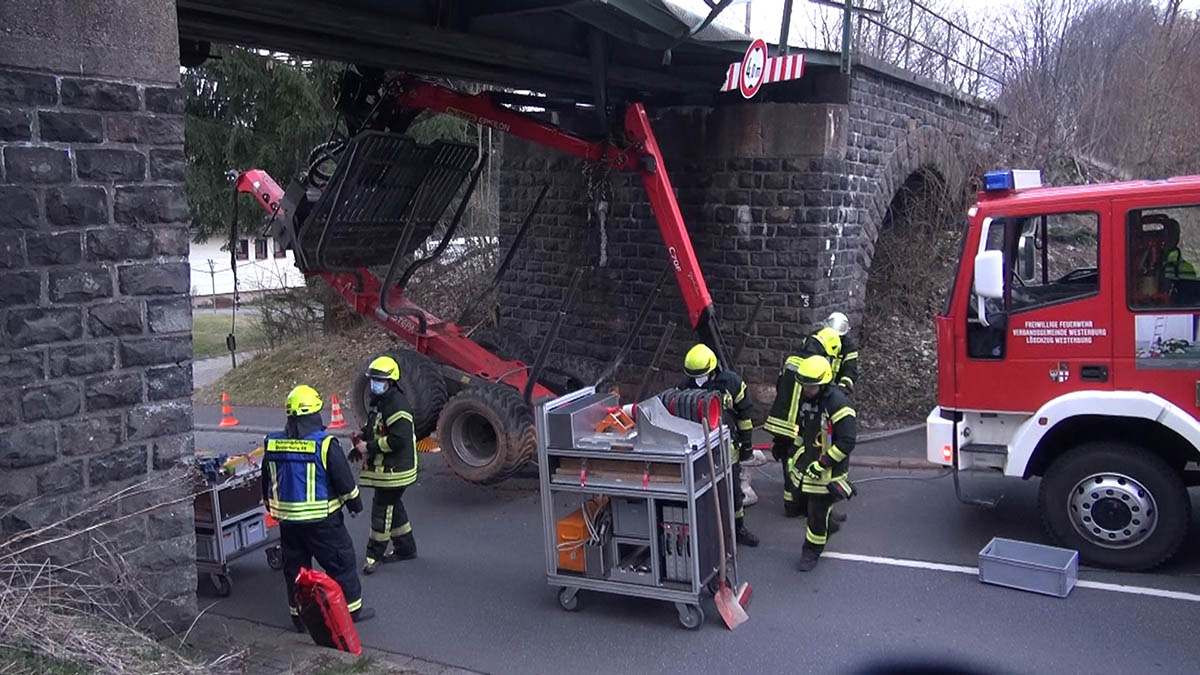 Schwerer Verkehrsunfall mit Traktorgespann in Hergenroth