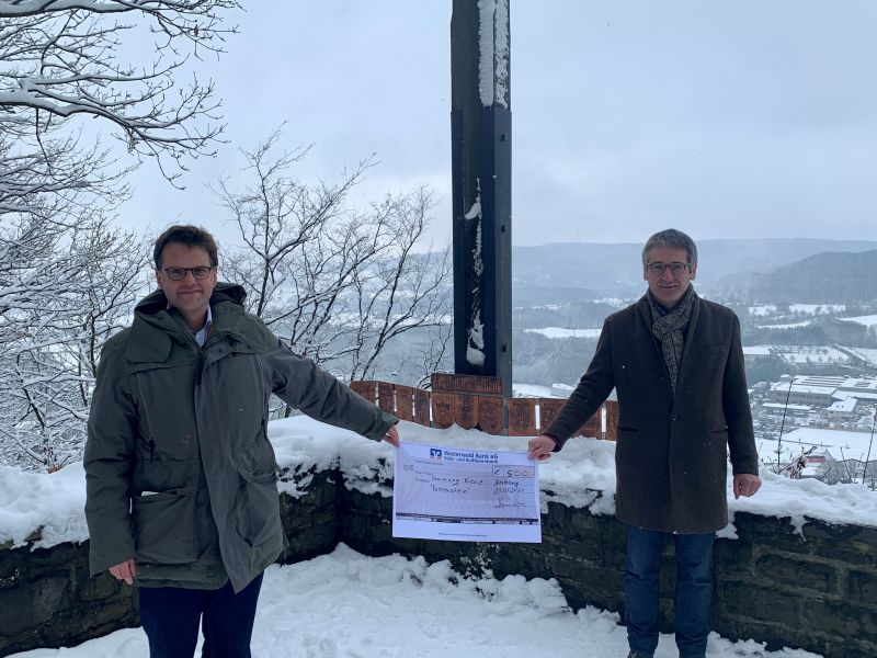 Wengenroth und Hendrik Hering anlsslich der Spendenbergabe vor Ort. Foto: SPD