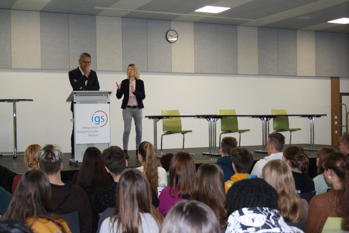 Hendrik Hering und Jenny Gro beantworteten viele Fragen der Schler. (Fotos: privat)