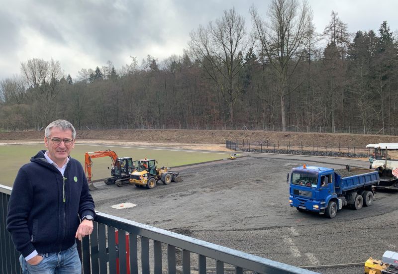 Hendrik Hering an der Baustelle Sporthalle Gymnasium Marienstatt. Foto: privat