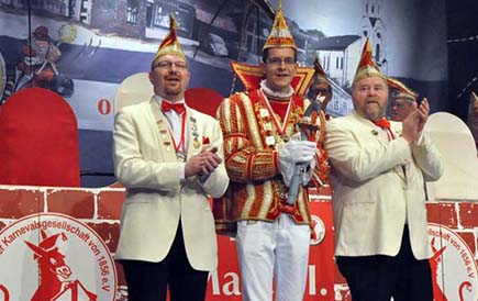 Prinz Marco I.mit seinen Adjudanten erffnete die Wissener Herrensitzung. Fotos: kk