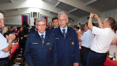 Schon beim Einmarsch wurden die Herschbacher Wehrleute beim Festkommers zum 125. Geburtstag der Herschbacher Feuerwehr gefeiert, hier Wehrfhrer Jens Behrmann (rechts) und sein Stellvertreter Christoph Reifenberg. (Foto: wear)