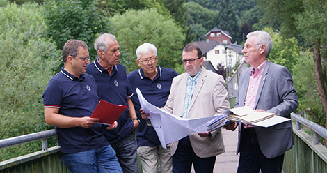 Stadtbrgermeister Berno Neuhoff und die Beigeordneten der Stadt, Wolf-Rdiger Bieschke, Horst Pinhammer und Claus Behner lieen sich von Bauamtsleiter Karl-Heinz Henn (von links) nochmals die Planvarianten vor Ort erlutern. Foto: Verwaltung 