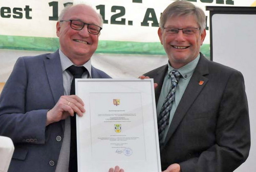 Landrat Michael Lieber (links) überreichte die Wappen-Urkunde an Ortsbürgermeister Rainer Düngen. (Foto: kkö)