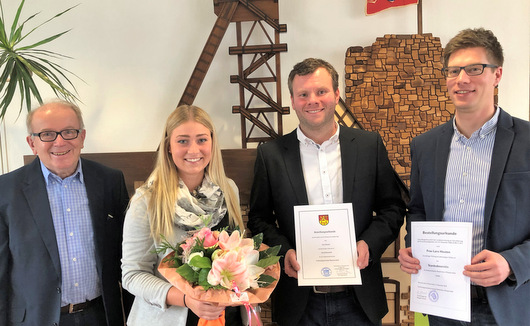 Gratulation zur neuen Aufgabe: Beigeordneter Rolf Schmidt-Markoski, Standesbeamtin Lara Heuten, Frank Diefenthal (Ordnungs- und Standesamtsleiter VG Flammersfeld) und Sebastian Pfeiffer (Standesamtsleiter VG Altenkirchen). (Foto: VG Flammersfeld)