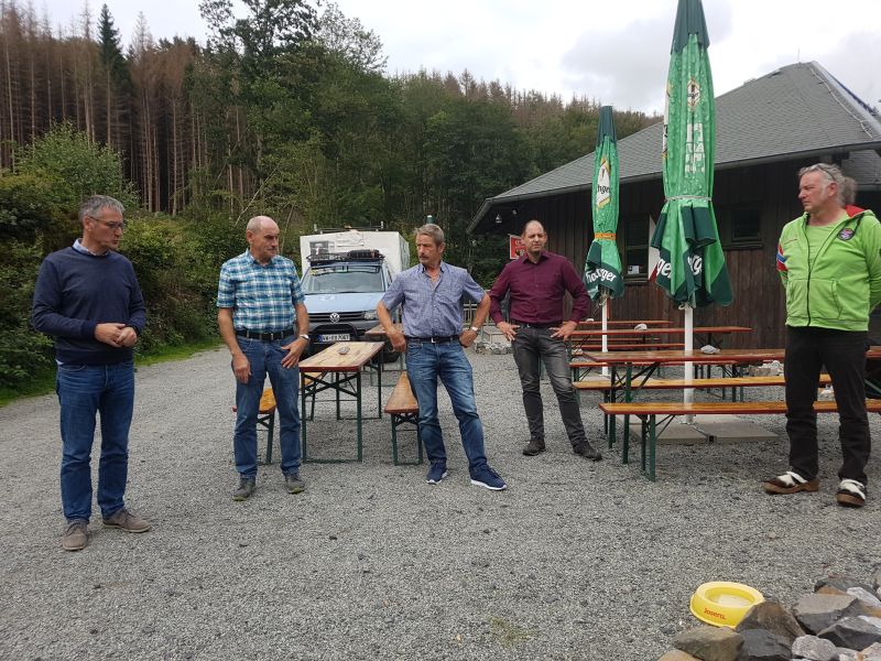 Das Land frdert am Wilhelmsteg in Heuzert das Abwasserhebewerk. Hendrik Hering (links) vor Ort. Foto: privat