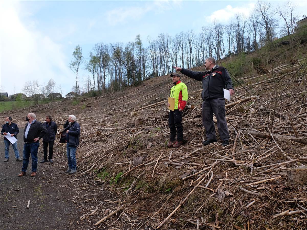 Die beiden Fachleute vom Forstamt Altenkirchen Michael Weber (links) und Andreas Weber erluterten den nachhaltigen Plan zur Wiederaufforstung der Kttingsbach. (Foto: Katharina Behner) 
