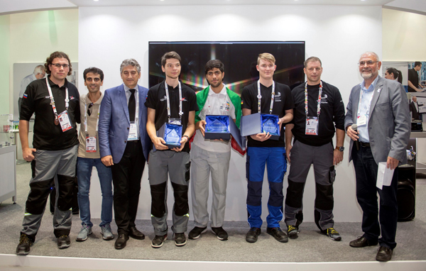 Riesenerfolg: Patrick Gundert (Dritter von rechts) erkmpfte sich bei den World Skills, der Weltmeisterschaft der Berufe, in Abu Dhabi einen hervorragenden zweiten Platz. Foto: Privat