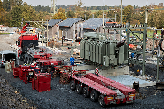 Die Anlieferung des Transformators war ein entscheidender Meilenstein bei den Bauarbeiten an der Umspannanlage in Selters. Fotos: evm/Ditscher
