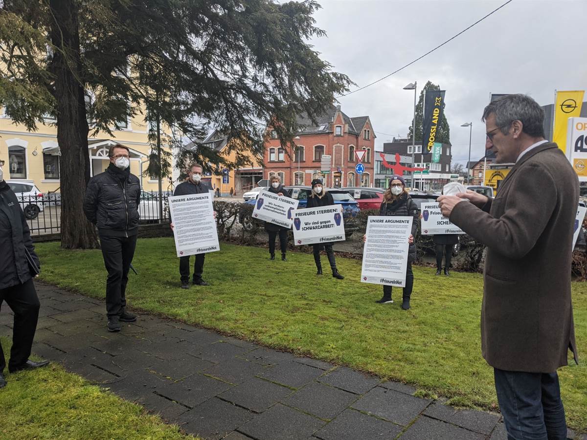 Mehrere Friseure machten mit Plakaten im Vorgarten des Wahlkreisbros von Hering auf die prekre Situation ihrer Branche aufmerksam. (Foto: ddp)