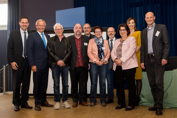 Von links nach rechts: Prof. Dr. Andreas Fellgiebel, Chefarzt der Gerontopsychiatrie der Rhein-Hessen-Fachklinik; Achim Hallerbach, 1.Kreisbeigeordneter Landkreis Neuwied; Prof. Dr. Dr. Reimer Gronemeyer, Justus-Liebig-Universitt Gieen; Uwe Baumann, Netzwerk Demenz Koblenz; Dr. Ulrich Kettler, Netzwerk Demenz Neuwied; Heike Kautz, Netzwerk Demenz Koblenz; Patrick Landua, Landeszentrale fr Gesundheitsfrderung in RLP; Mechtilde Neuendorff, Seniorenzentrum des Heinrich-Hauses Engers; Moderatorin Daniela Bublitz und Olaf Spohr, Netzwerk Demenz Mayen-Koblenz.