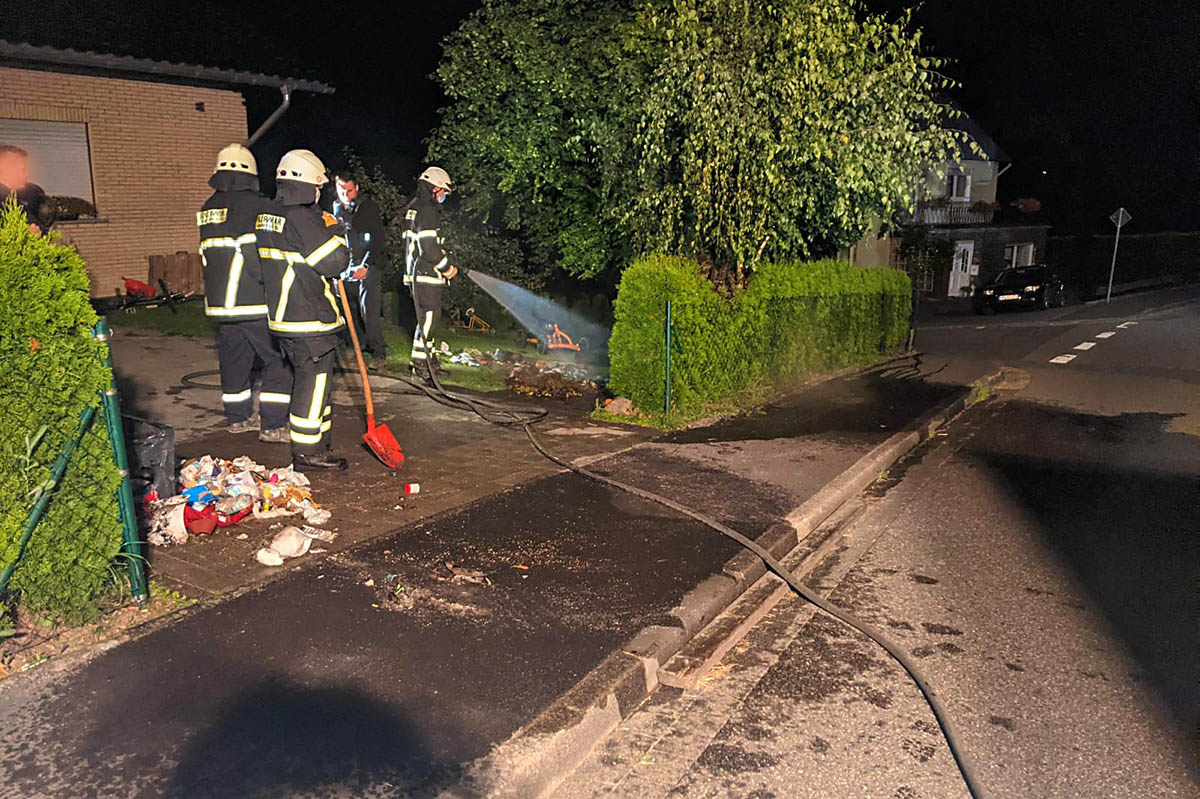 Heie Asche setzte Mlltonne und Hecke in Brand