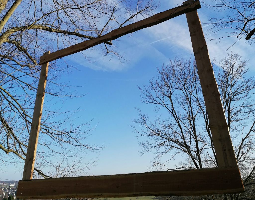Der Blick in den Himmel befindet sich am Ende des Oster-Stationenweges in Hhr-Grenzhausen. Foto: Monika Christ