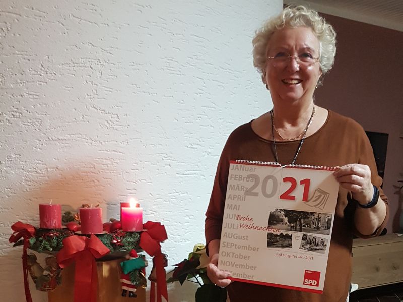 Regine Behr-Kollosche prsentiert den historischen Kalender 2021. Foto: Hans Kollosche