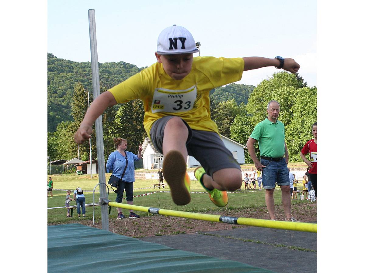 Neues Sportger�t eingeweiht: VfL Waldbreitbach l�dt zum Kinder-Sprungfest ein