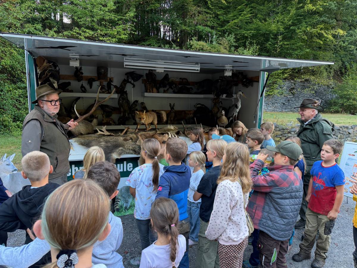 Fasziniert lauschen die NAJUkids den Erz�hlungen der J�ger zu den heimischen Wildtieren. (Foto: Peter Ahrens)
