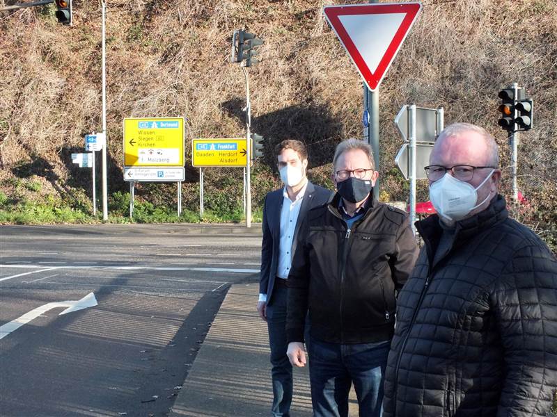 Errterten vor Ort das Projekt Hellerkreisel: Der Vorsitzende des CDU-OV Betzdorf, Johannes Behner, der heimische CDU-Bundestagsabgeordnete Erwin Rddel sowie der Erste Beigeordnete der Stadt Betzdorf, Hans-Werner Werder. (Foto: Reinhard Vanderfuhr / Bro Rddel)