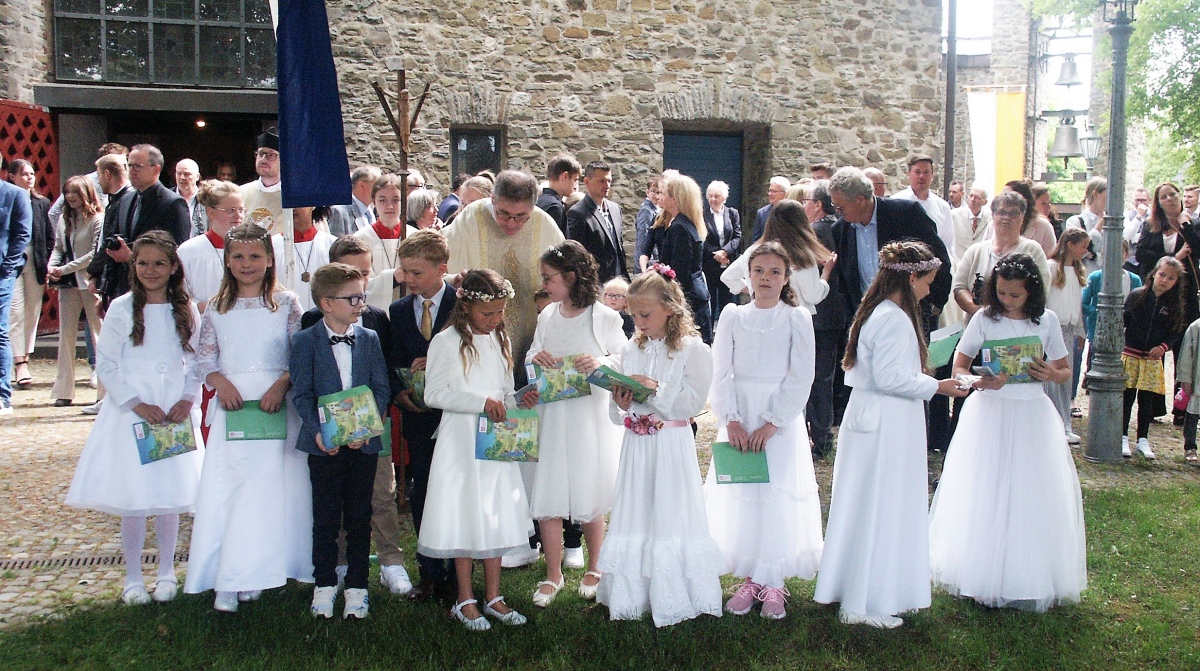 Die Kirchengemeinde St. Elisabeth Birken-Honigsessen freute sich am Himmelfahrtstag ber zwlf Kinder, die erstmals die hl. Kommunion empfangen durften. (Fotos: Bernhard Theis)