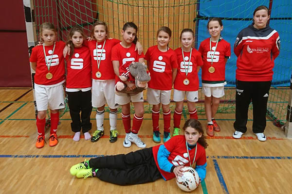 Die MSG Oberwesterwald Rotenhain/Bellingen siegte bei der Hallenkreismeisterschaft  bei den E-Juniorinnen in Koblenz. Erst 15 Jahre jung und schon erfolgreich, Trainerin Lisa-Maria He (hinten rechts). Foto: WW/S, Willi Simon