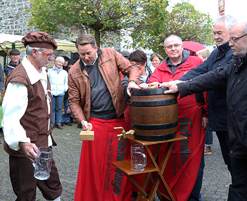 Joachim Brenner fhrte den Fassanstich gekonnt aus. Fotos: anna