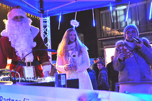 Katja Lang, Vorsitzende des Aktionskreises (re.) mit Nikolaus und Engel ermittelten die Gewinner der Tombola. Fotos: kk