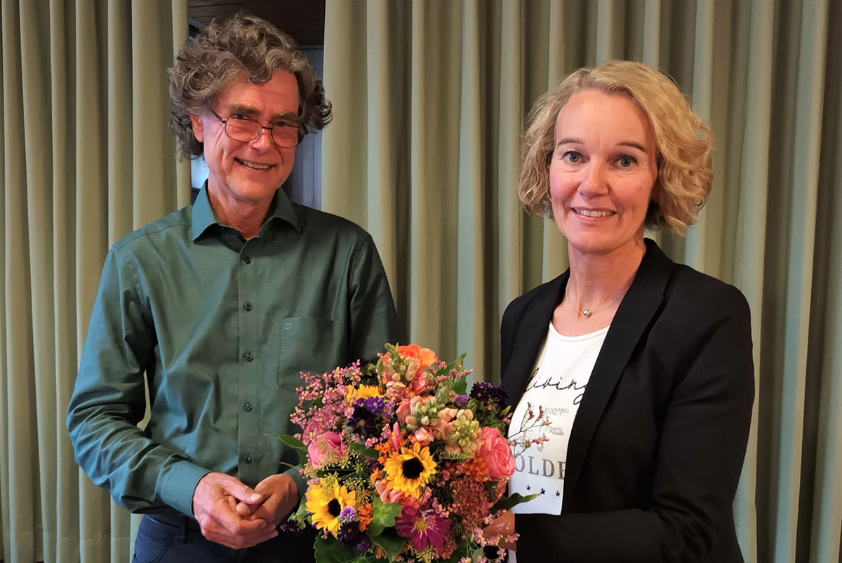 Dr. Holger Liefeld ehrt Andrea Hahn-Hassel. (Foto: Hospizverein)