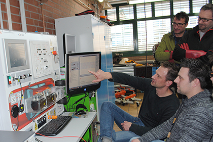 Mitglieder der Gesellenprfungsausschsse im Kfz-Handwerk whrend der HV-Schulung.
Foto: HwK Koblenz 