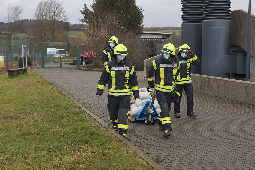 Sandscke bereitstellen war heute gefragt. Fotos: Feuerwehr VG Dierdorf