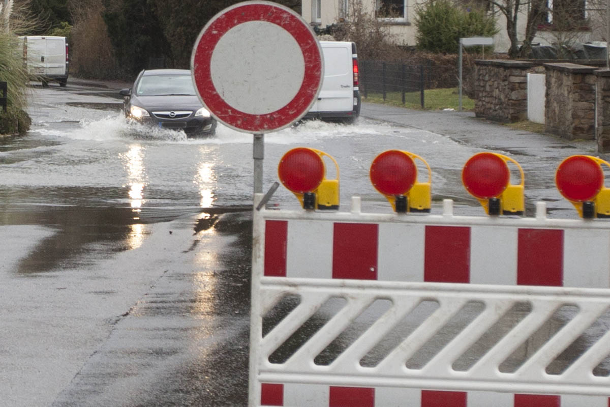 PKW in Hochwasser festgefahren - Insassen retten sich auf Autodach