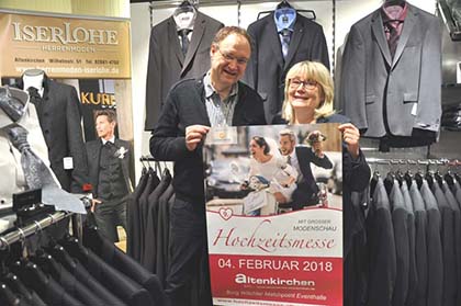 Angelika und Martin Iserlohe informierten und prsentierten das Plakat zur Hochzeitsmesse 2018. Foto: kk