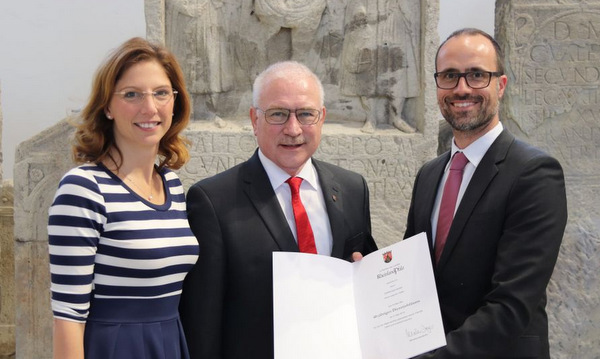 Heijo Hfer (Mitte) ist seit 40 Jahren im ffentlichen Dienst ttig. Staatskanzleichef Clemens Hoch und MdL-Kollegin Sabine Btzing-Lichtenthler gratulierten in Mainz. (Foto: Staatskanzlei Rheinland-Pfalz)