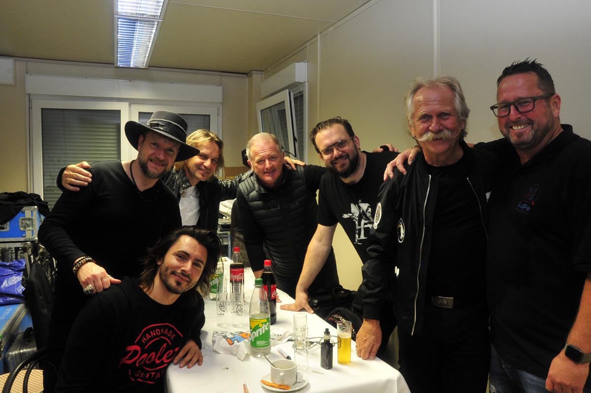 Die Band nach dem Konzert mit Lutz Persch (rechts)